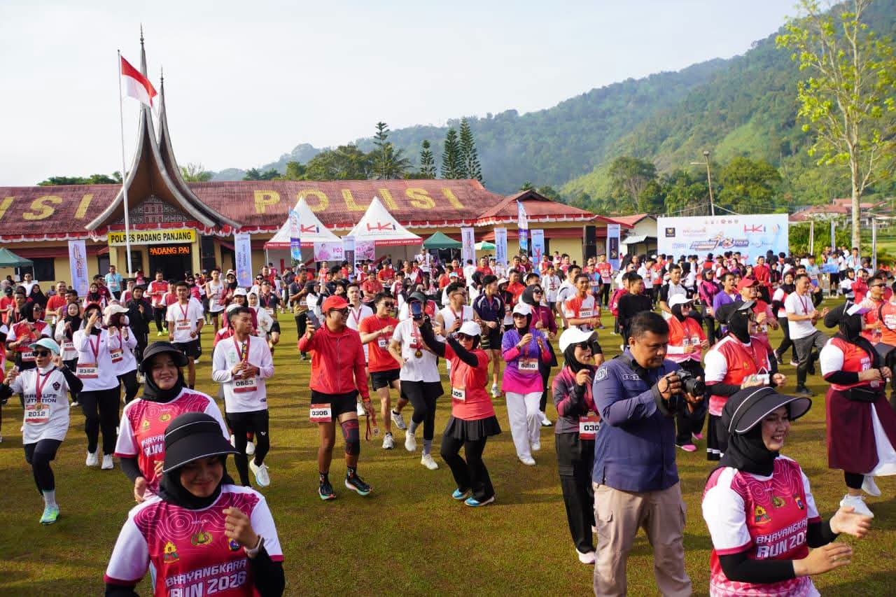 Peserta Bayangkara Run di Padang Panjang